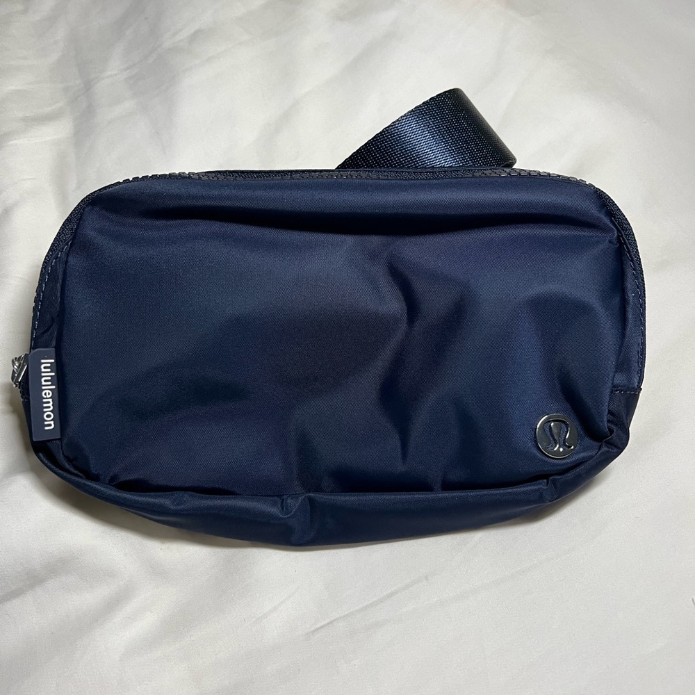 Lululemon everywhere belt bag navy with tag
